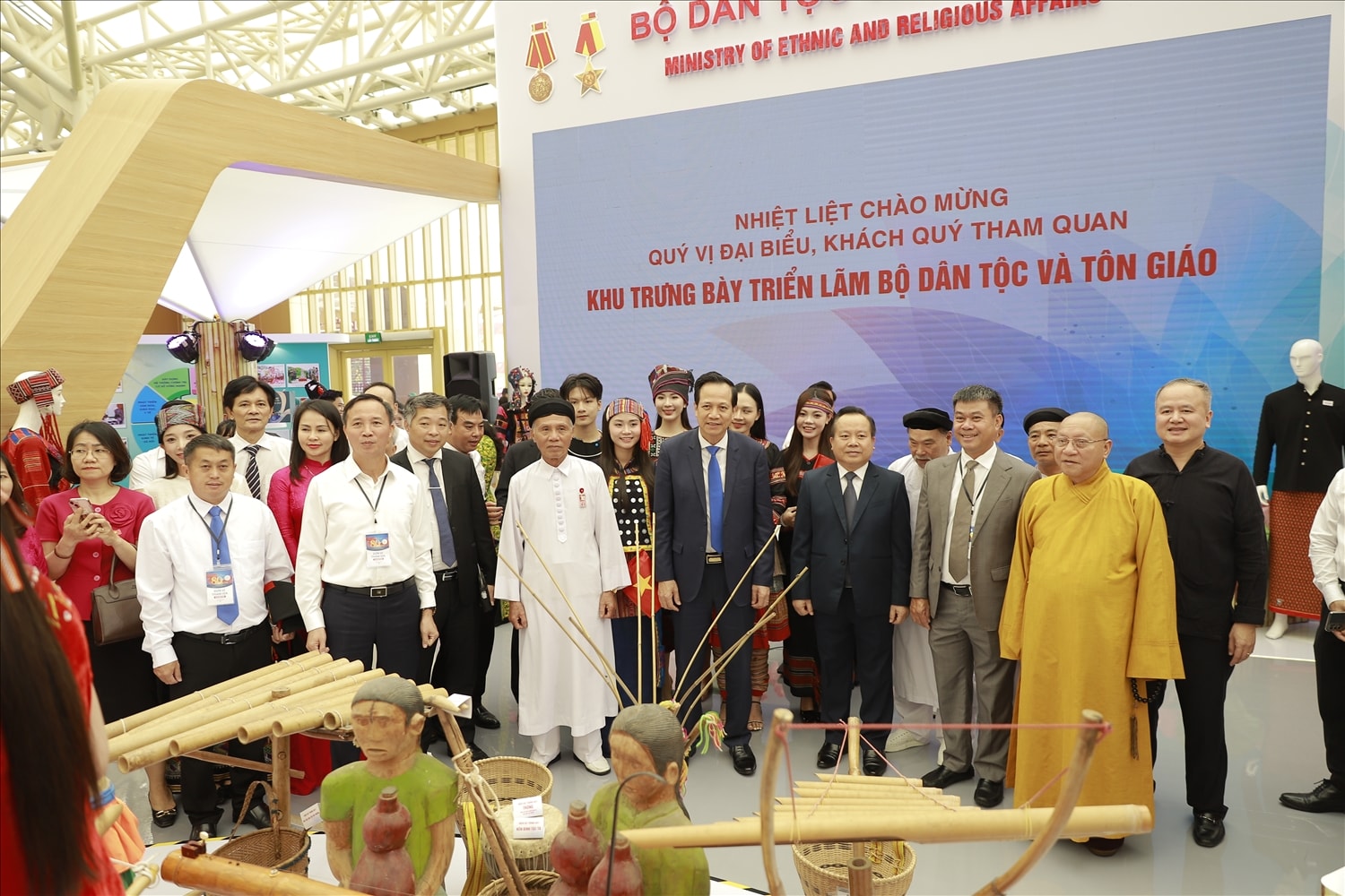 Bộ trưởng Bộ Dân tộc và Tôn giáo Đào Ngọc Dung cùng các đại biểu thăm quan gian hàng của Bộ Dân tộc và Tôn giáo