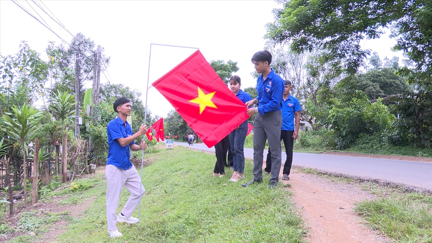 Đoàn viên thanh niên xã Ngọk Réo triển khai công trình đường cờ Tổ quốc. (Ảnh: Ngọc Chí)