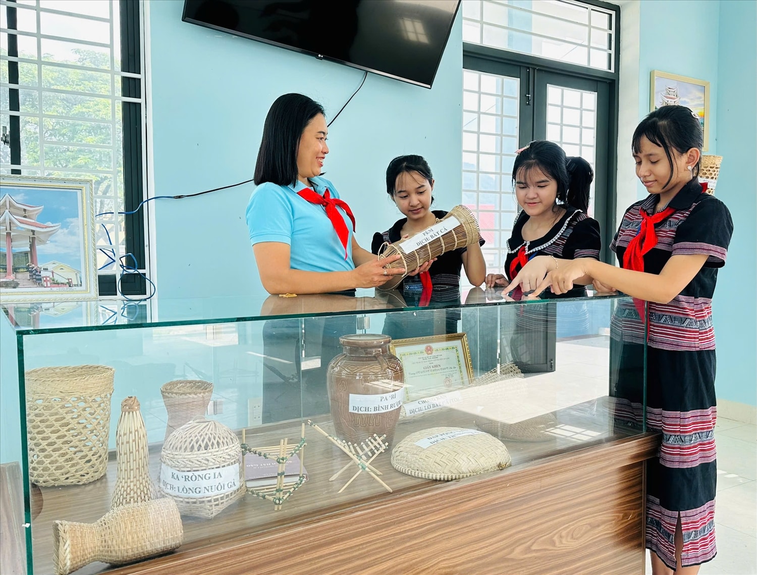 Ngoài các tiết học theo chương trình, học sinh các Trường PTDT nội trú, bán trú ở Gia Lai còn được tìm hiểu về bản sắc văn hóa dân tộc (Ảnh T.N)