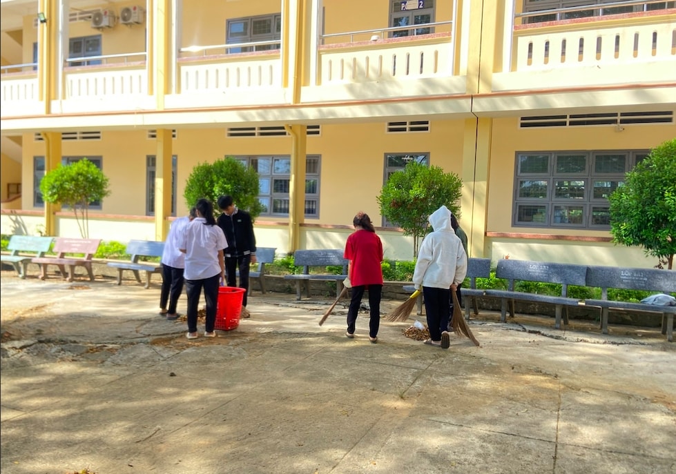 Các em học sinh Trường PTDT nội trú THCS&THPT An Lão dọn dẹp vệ sinh trường lớp chuẩn bị vào năm học mới (Ảnh T.N)