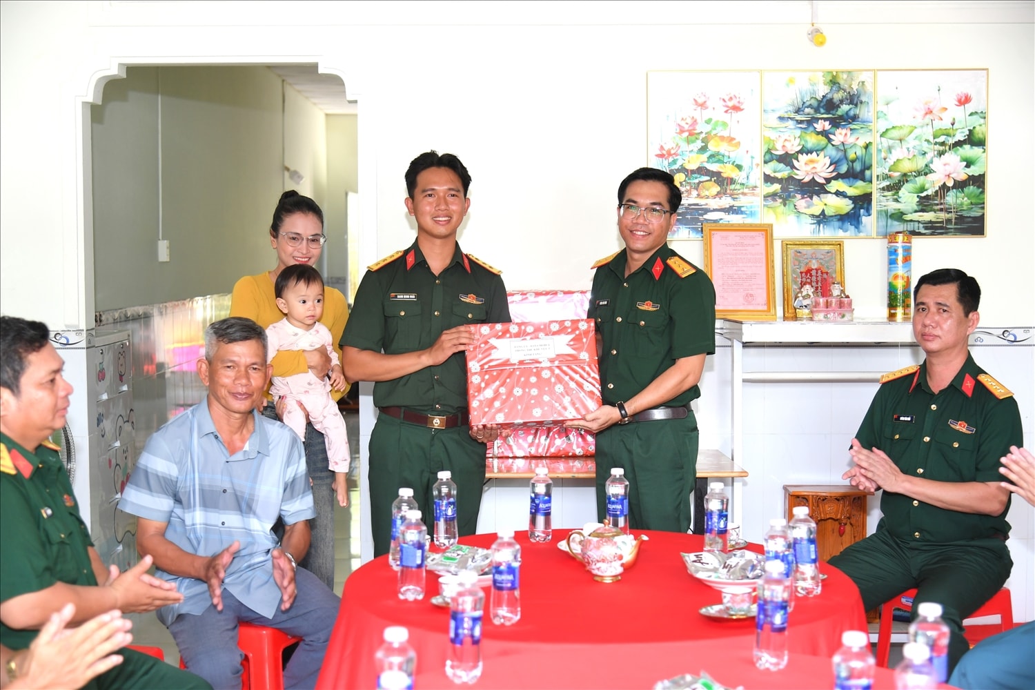 Đại diện Ban Chỉ huy PTKV 5-An Biên trao tặng quà cho gia đình thượng úy Danh Minh Hoài, ấp Minh Phong, xã Bình An.