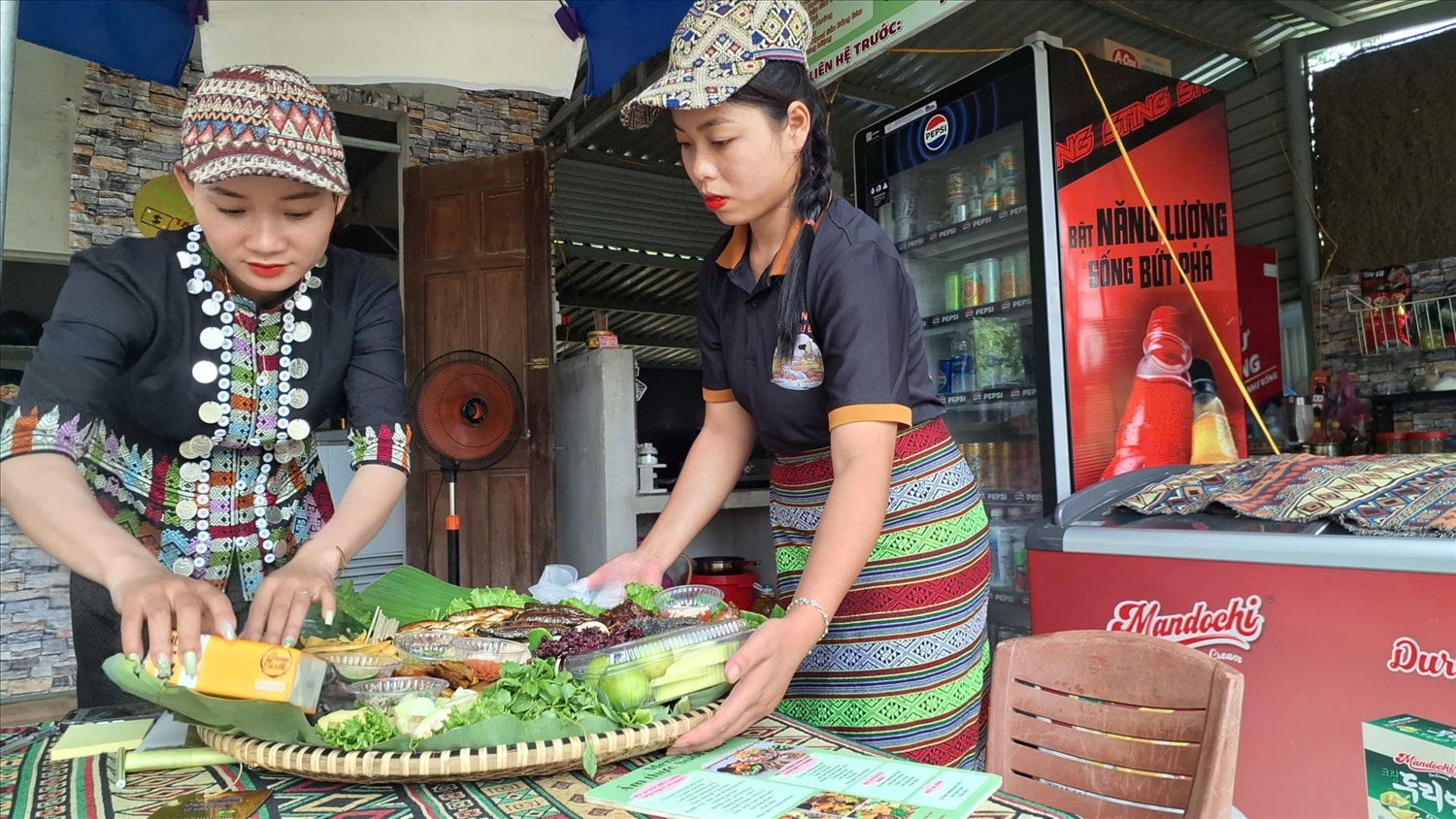 Người Bru Vân Kiều ở bản Cói Đá, thân thiện và mến khách (Ảnh: Phạm Tiến)