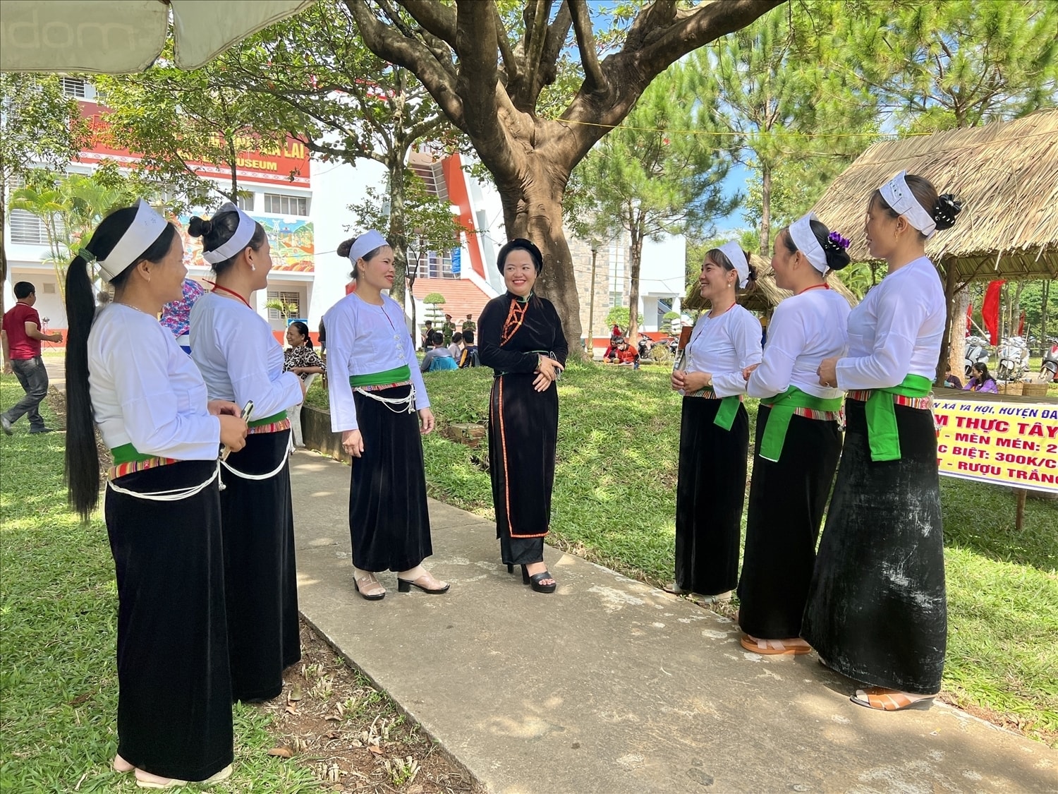 Phụ nữ Mường ở xã Ia Lâu duyên dáng trong trang phục truyền thống