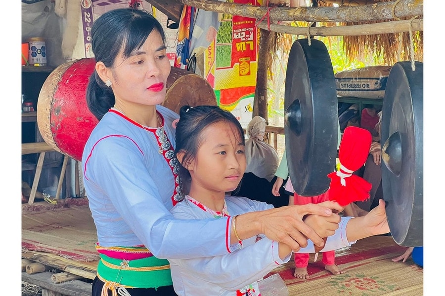 Chị Bùi Thị Tinh hướng dẫn em nhỏ trong thôn Đà Bắc, xã Ia Lâu đánh chiêng