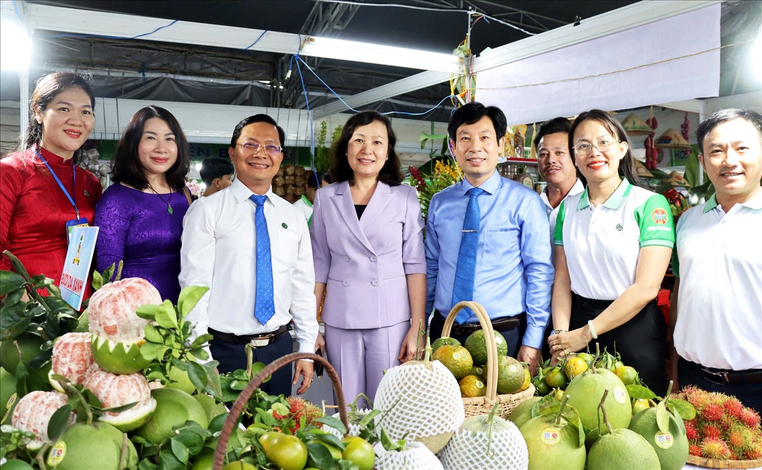 Lãnh đạo tỉnh Đồng Nai tham quan gian hàng trưng bày sản phẩm OCOP tại Hội chợ trái cây và hàng nông sản diễn ra ở phường Bình Phước, tỉnh Đồng Nai.