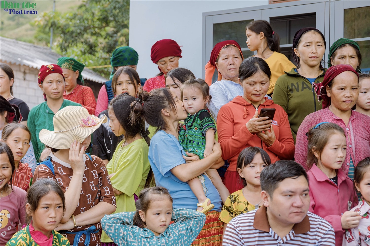Các bậc phụ huynh cùng đồng bào dân tộc Mông thôn Ha Cá trong ngày Lễ khánh thành Điểm trường. Ảnh: Vũ Mừng