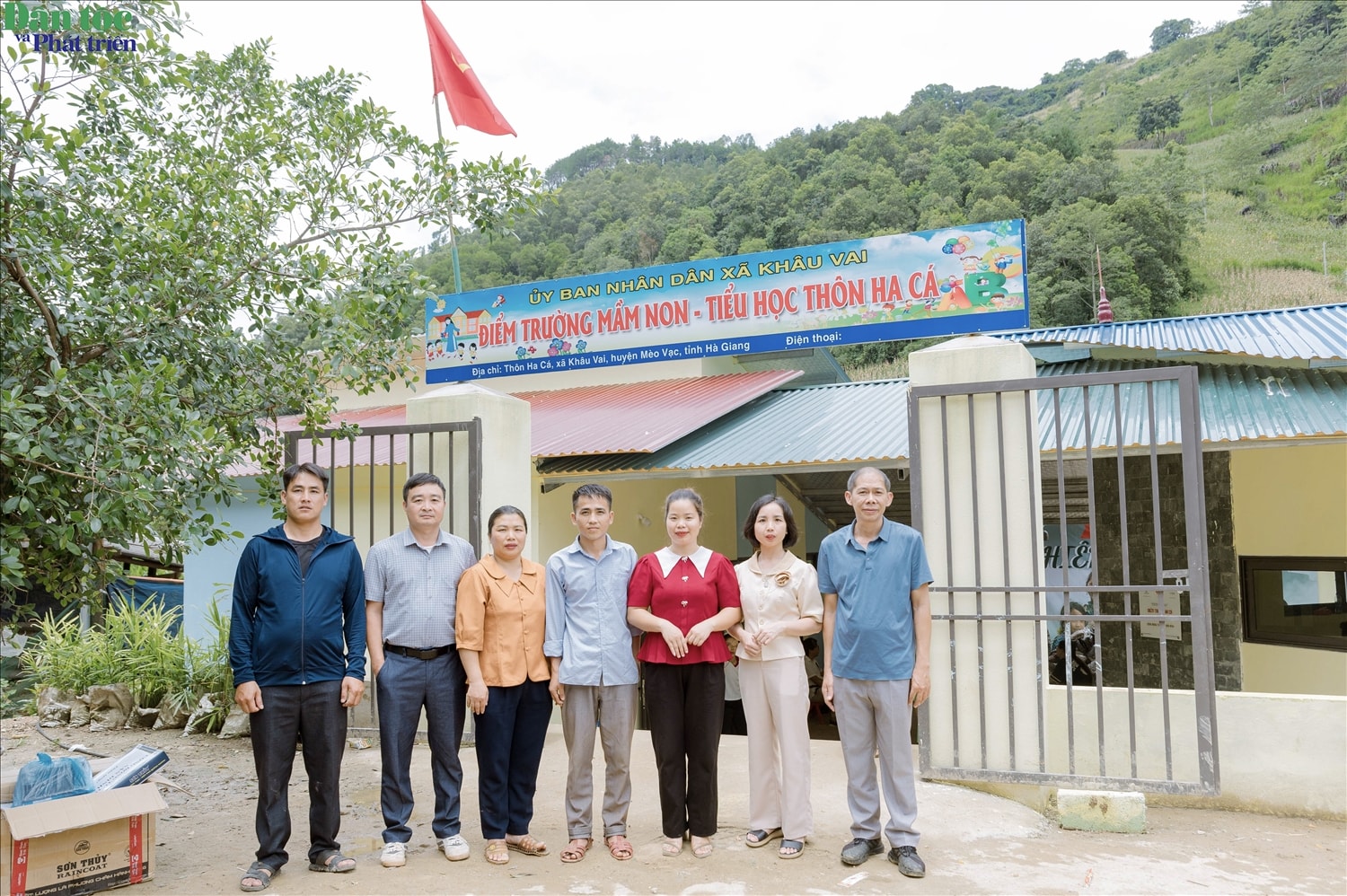 Bí thư Chi bộ thôn Ha Cá Già Mí Già (người đứng giữa) cùng chính quyền địa phương và các thầy cô giáo tại Điểm trường. Ảnh: Vũ Mừng