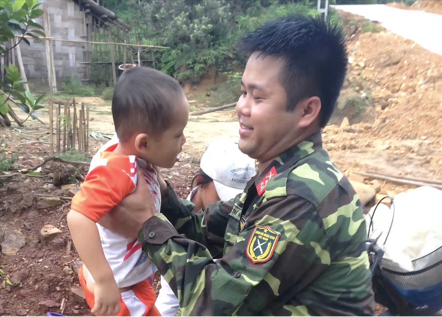 Trung tá Khúc Thế Hoan trong một dịp đi làm nhiệm vụ công tác dân vận ở vùng cao