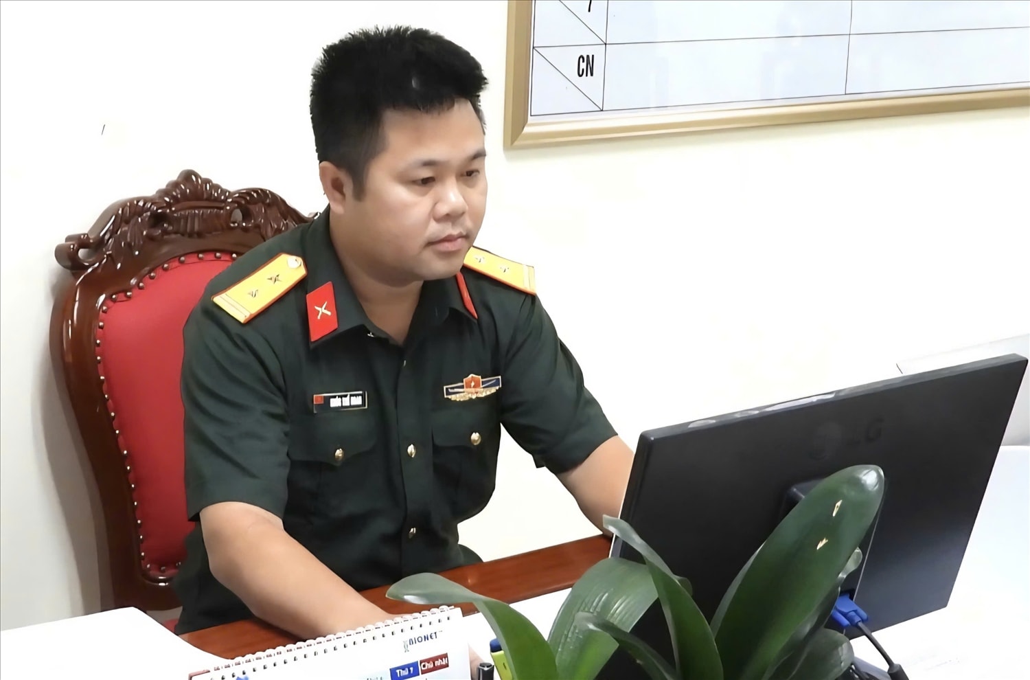 Trung tá Khúc Thế Hoan luôn cần mẫn với công việc chuyên môn (Ảnh: Mỹ Dung)