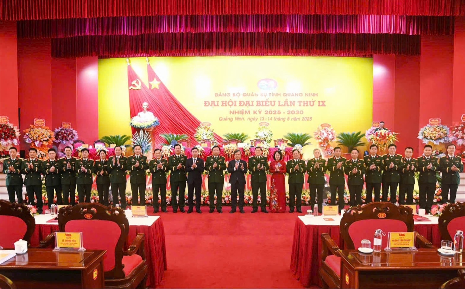 Trung tá Khúc Thế Hoan (thứ hai từ phải sang) chụp ảnh lưu niệm tại Đại hội Đại biểu lần thứ IX của Đảng bộ Quân sự tỉnh Quảng Ninh