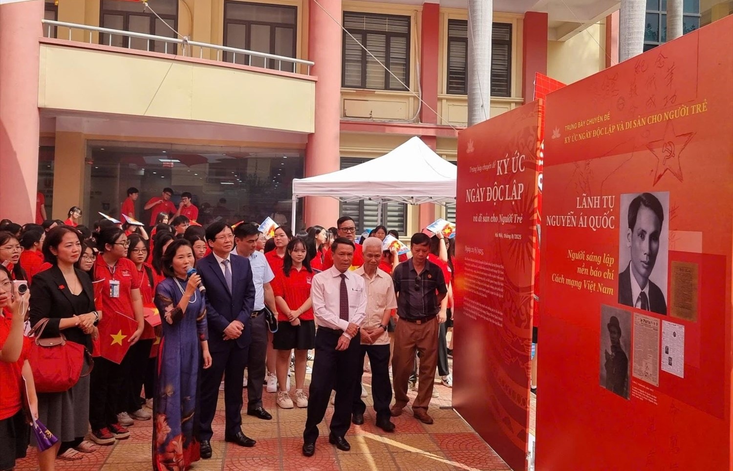 Các đại biểu tham quan Triển lãm