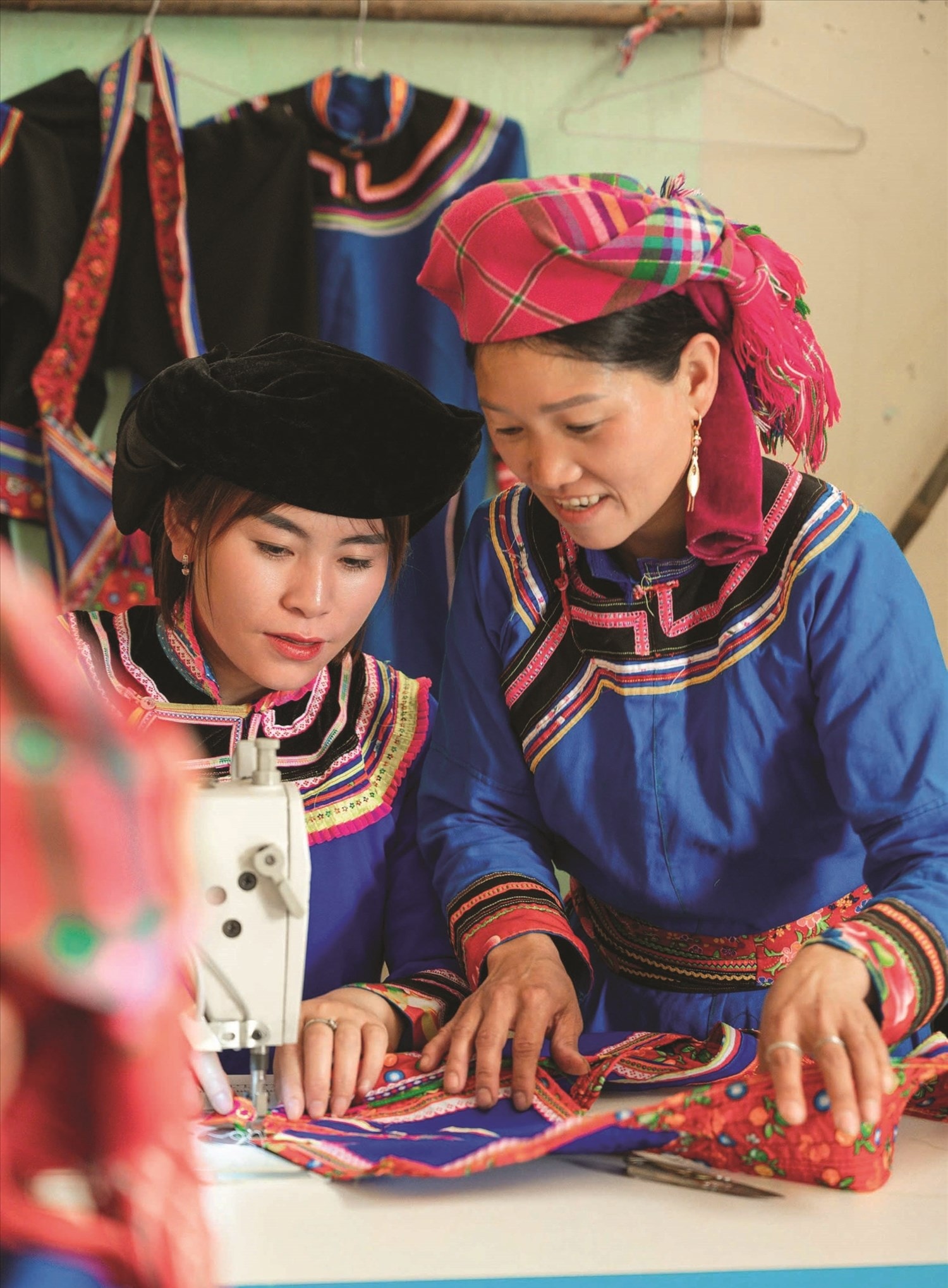 Nhóm cộng đồng bảo tồn nghề thêu thổ cẩm và may trang phục truyền thống dân tộc Cờ Lao  thôn Tà Chải, xã Tân Tiến, tỉnh Tuyên Quang - Ảnh Vũ Mừng