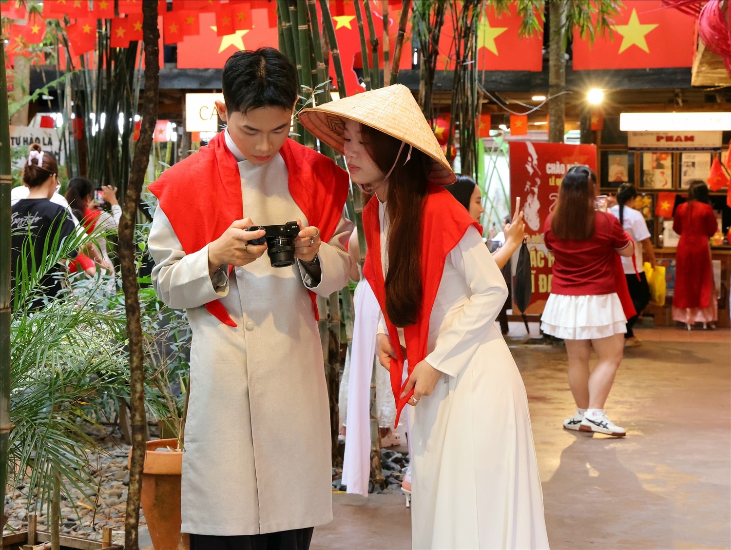 Trên nền nhạc của những bài hát cách mạng và hòa bình, các bạn trẻ đã xuất hiện tươi vui, hồn nhiên bên lá cờ Tổ quốc không chỉ là thành “xu hướng”, mà còn là một hình thức giáo dục truyền thống hiệu quả. Qua những video ngắn, các bạn trẻ được tiếp xúc với lịch sử một cách tự nhiên, gần gũi.