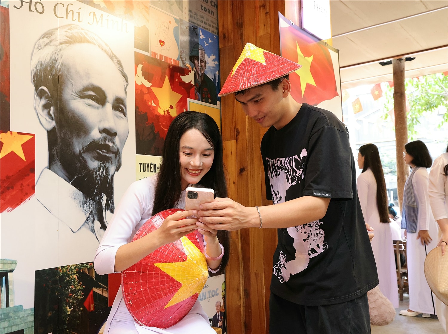 Lên ý tưởng từ sớm để trang trí không gian chào mừng Đại lễ cho quán cà phê, anh Phạm Quốc Anh, đại diện quán Nhà Phạm, cho hay: ‘Ngoài việc treo cờ và các câu slogan yêu nước, quán còn bố trí nhân viên hỗ trợ tạo dáng, chụp ảnh để khách có trải nghiệm tốt nhất, từ đó lan tỏa niềm tự hào dân tộc’.