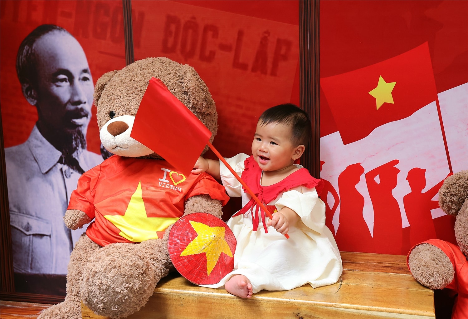 (ẢNH) Cần Thơ rực rỡ sắc cờ dịp Quốc Khánh, người trẻ háo hức lan tỏa tình yêu Tổ quốc 6