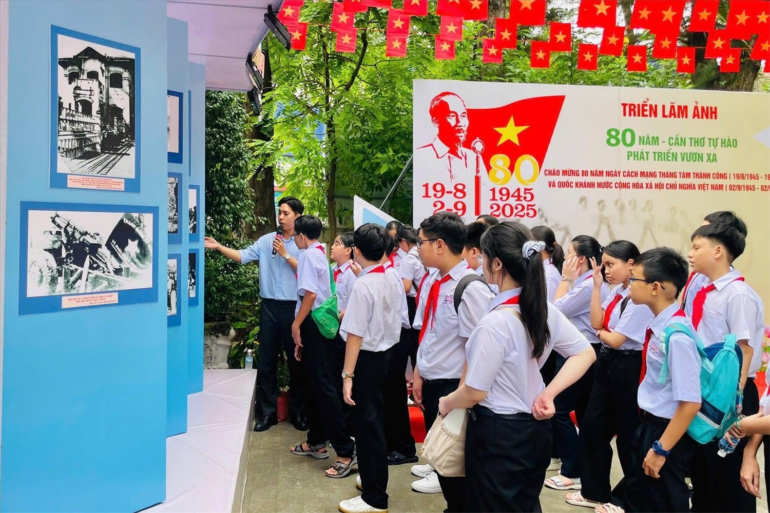 Nhiều cơ quan, đơn vị cũng hòa nhịp không khí Tết Độc lập. (Trong ảnh: Không gian Triển lãm ảnh “80 năm - Cần Thơ tự hào phát triển vươn xa” và trưng bày chuyên đề “Hoa của đất” qua sưu tập gốm Nam Bộ tại TP. Cần Thơ).