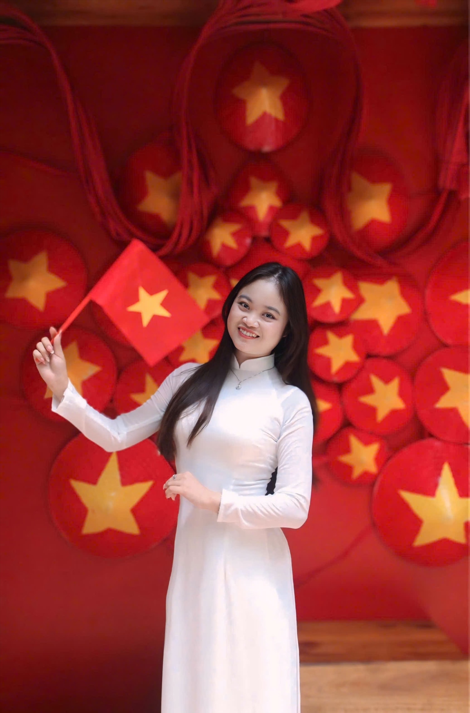 Chị Nguyễn Thị Hà Giang (29 tuổi, đến từ TP. Huế, hiện đang làm việc tại TP. Cần Thơ) tâm sự: 'Mình cảm thấy hạnh phúc và biết ơn ông cha đã hy sinh để đất nước được độc lập, hòa bình. Trong không khí cả nước hướng đến kỷ niệm 80 năm Quốc khánh, mình muốn lưu giữ lại những hình ảnh đẹp nhất, và có đăng lên mạng xã hội để lan tỏa niềm tự hào về những thành tựu của đất nước'.