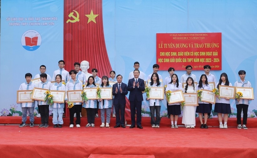 Lãnh đạo tỉnh Thanh Hóa trao thưởng cho học sinh đoạt giải trong Kỳ thi học sinh giỏi quốc gia THPT năm học 2023-2024.(ảnh PV)