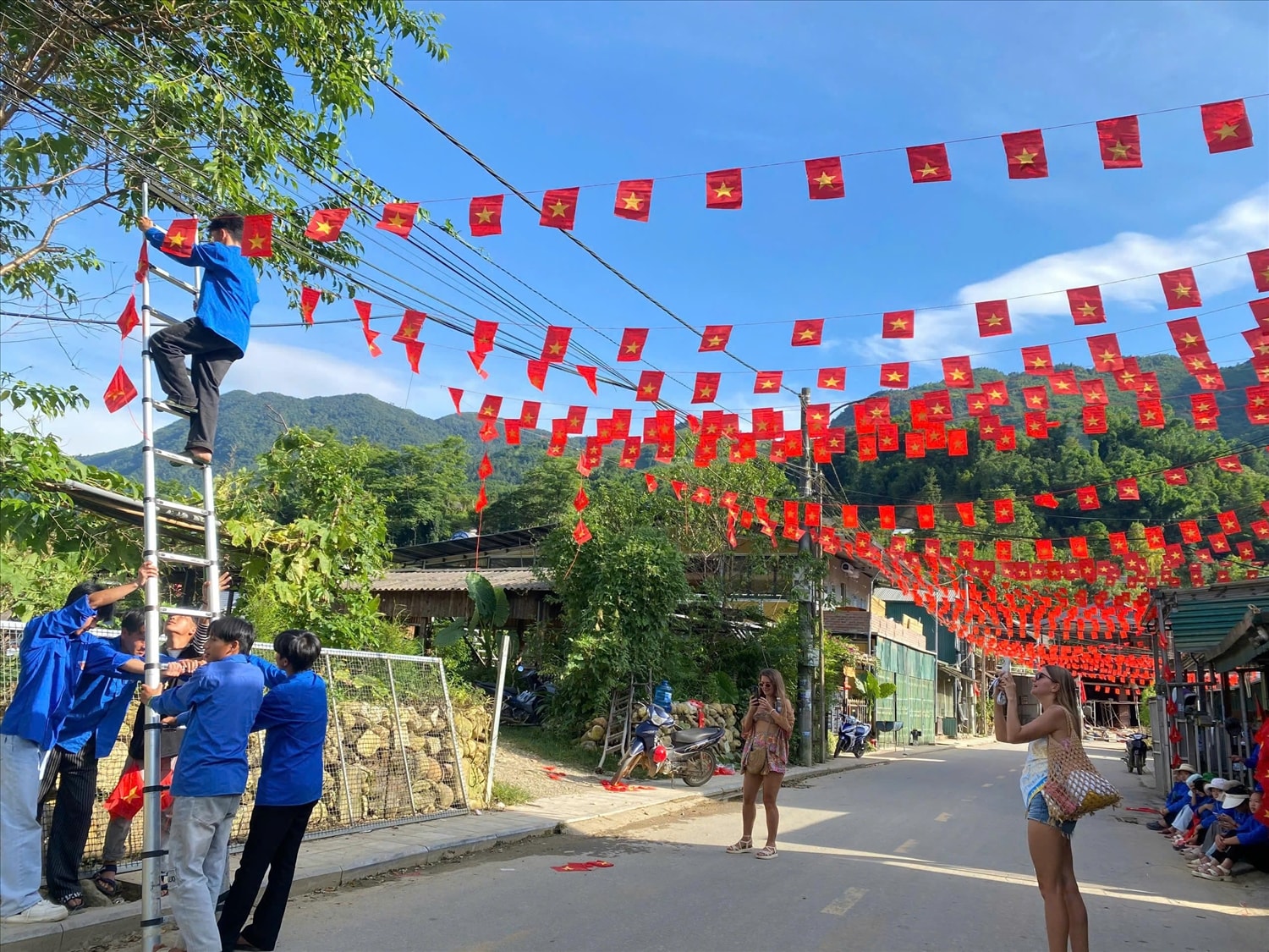 Du khách nước ngoài thích thú và ấn tượng trước không khí chào đón Tết Độc lập ở Tả Van (Ảnh - Trọng Bảo)