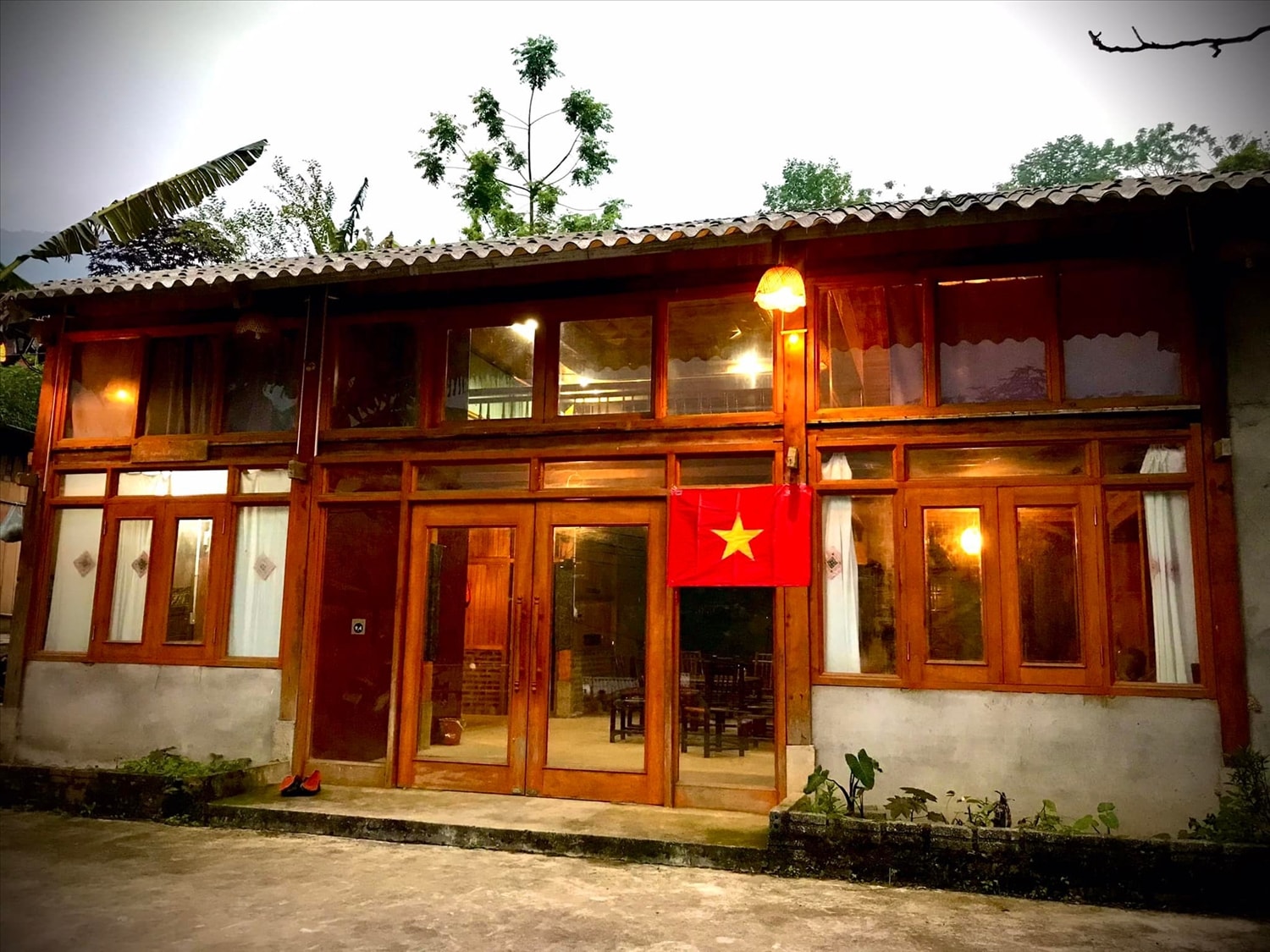 Cờ đỏ sao vàng được treo trang trọng tại Homestay của gia đình anh Mạnh (ảnh Trọng Bảo)