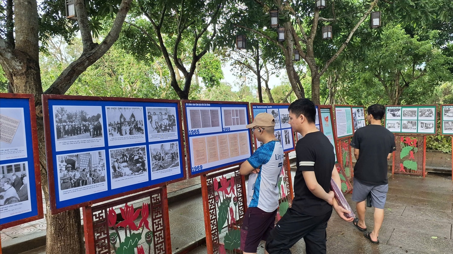 Không gian trừng bày chuyên đề: “Việt Nam - 80 năm những trang sử vàng” đã nhận được sự quan tâm của du khách (Ảnh: Phạm Tiến) Không gian trừng bày chuyên đề: “Việt Nam - 80 năm những trang sử vàng” đã nhận được sự quan tâm của du khách (Ảnh: Phạm Tiến)