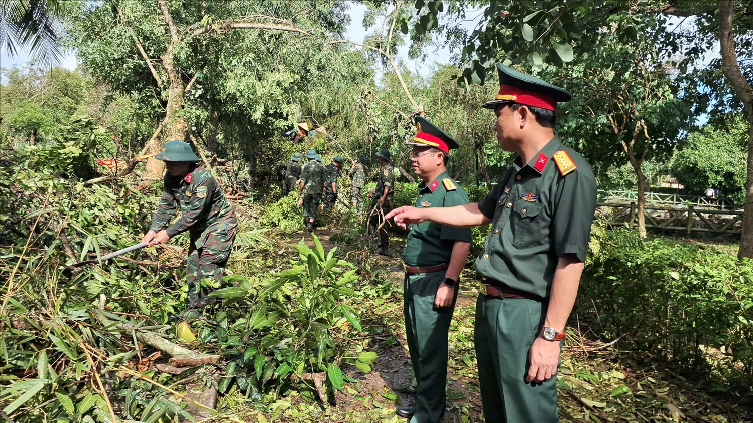Đại tá Nguyễn Văn An - Chính ủy Bộ chỉ huy Quân sự tỉnh Nghệ An đang trực tiếp chỉ huy công tác khắc phục bão số 5 tại Khu di tích lịch sử Quốc gia đặc biệt Kim Liên (Ảnh: Phạm Tiến) Đại tá Nguyễn Văn An (Ngoài cùng, bên phải) - Chính ủy Bộ chỉ huy Quân sự tỉnh Nghệ An đang trực tiếp chỉ huy công tác khắc phục bão số 5 tại Khu di tích lịch sử Quốc gia đặc biệt Kim Liên (Ảnh: Phạm Tiến)