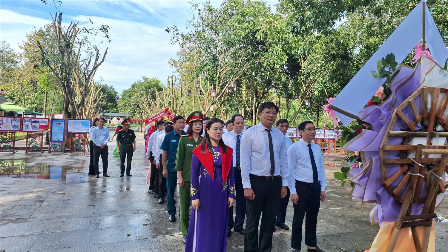 Ông Ngô Đức Kiên (ở giữa, hàng đầu), Trưởng đoàn: Đảng ủy, HĐND, UBND, Ủy ban MTQG Việt Nam phường Cửa Lò (Nghệ An) về dâng hoa, dâng hương báo công với Bác nhân dịp Quốc khánh 2/9 (Ảnh: Phạm Tiến) Ông Ngô Đức Kiên (ở giữa, hàng đầu), Trưởng đoàn: Đảng ủy, HĐND, UBND, Ủy ban MTQG Việt Nam phường Cửa Lò (Nghệ An) về dâng hoa, dâng hương báo công với Bác nhân dịp Quốc khánh 2/9 (Ảnh: Phạm Tiến)