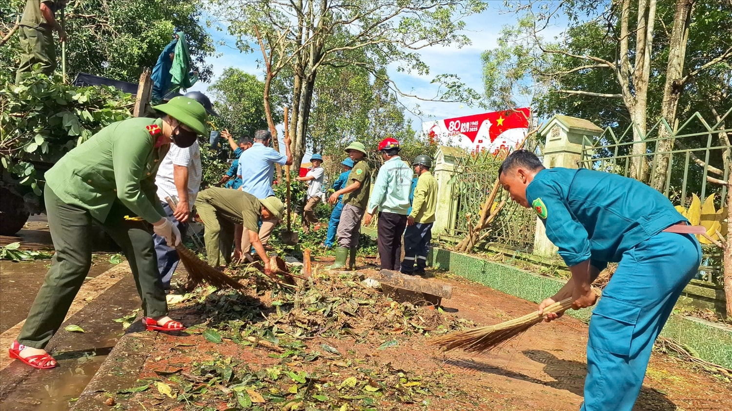 Nhân dân ở xã Kim Liên cùng hòa mình vào sắc phục Bộ đội, Công an, Dân quân tự về, Điện lực...để khắc phục hậu quả bão số 5 tại quê hương Bác Hồ (Ảnh: Phạm Tiến) Nhân dân ở xã Kim Liên cùng hòa mình vào sắc phục Bộ đội, Công an, Dân quân tự về, Điện lực...để khắc phục hậu quả bão số 5 tại quê hương Bác Hồ (Ảnh: Phạm Tiến)