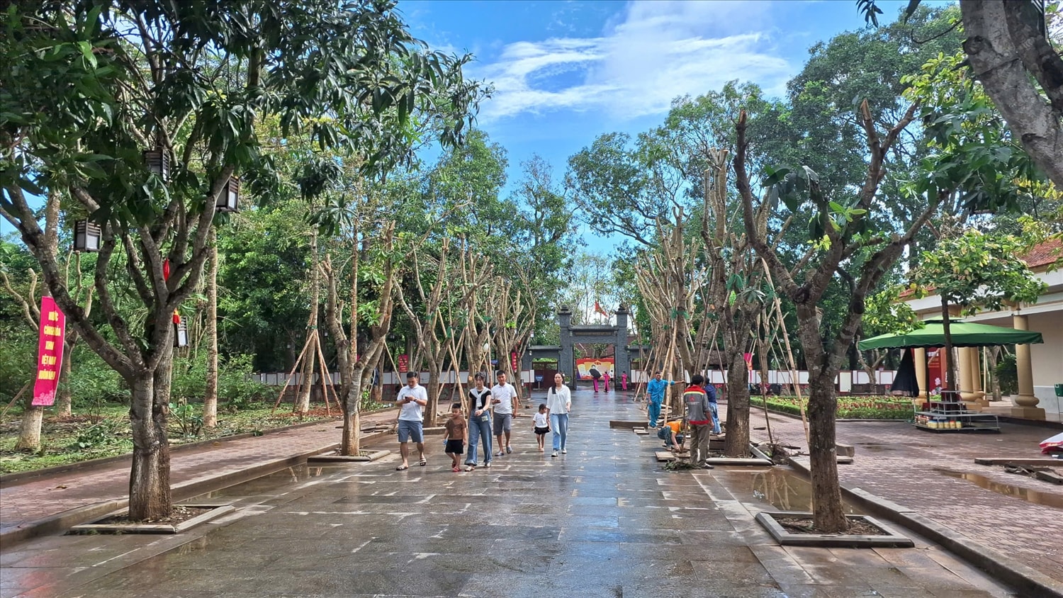 Ngay trước lối chính đi vào Khu di tích, công nhân đang khẩn trương lát lại bồn cây và vỉa hè (Ảnh: Phạm Tiến) Ngay trước lối chính đi vào Khu di tích, công nhân đang khẩn trương lát lại bồn cây và vỉa hè (Ảnh: Phạm Tiến)
