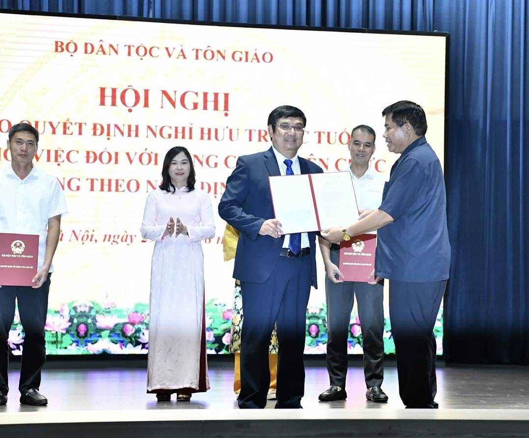 Thứ trưởng Y Thông trao Quyết định cho ông Hoàng Văn Bình, Phó Vụ trưởng Vụ Hợp tác Quốc tế (Ảnh: Nguyên Hải)