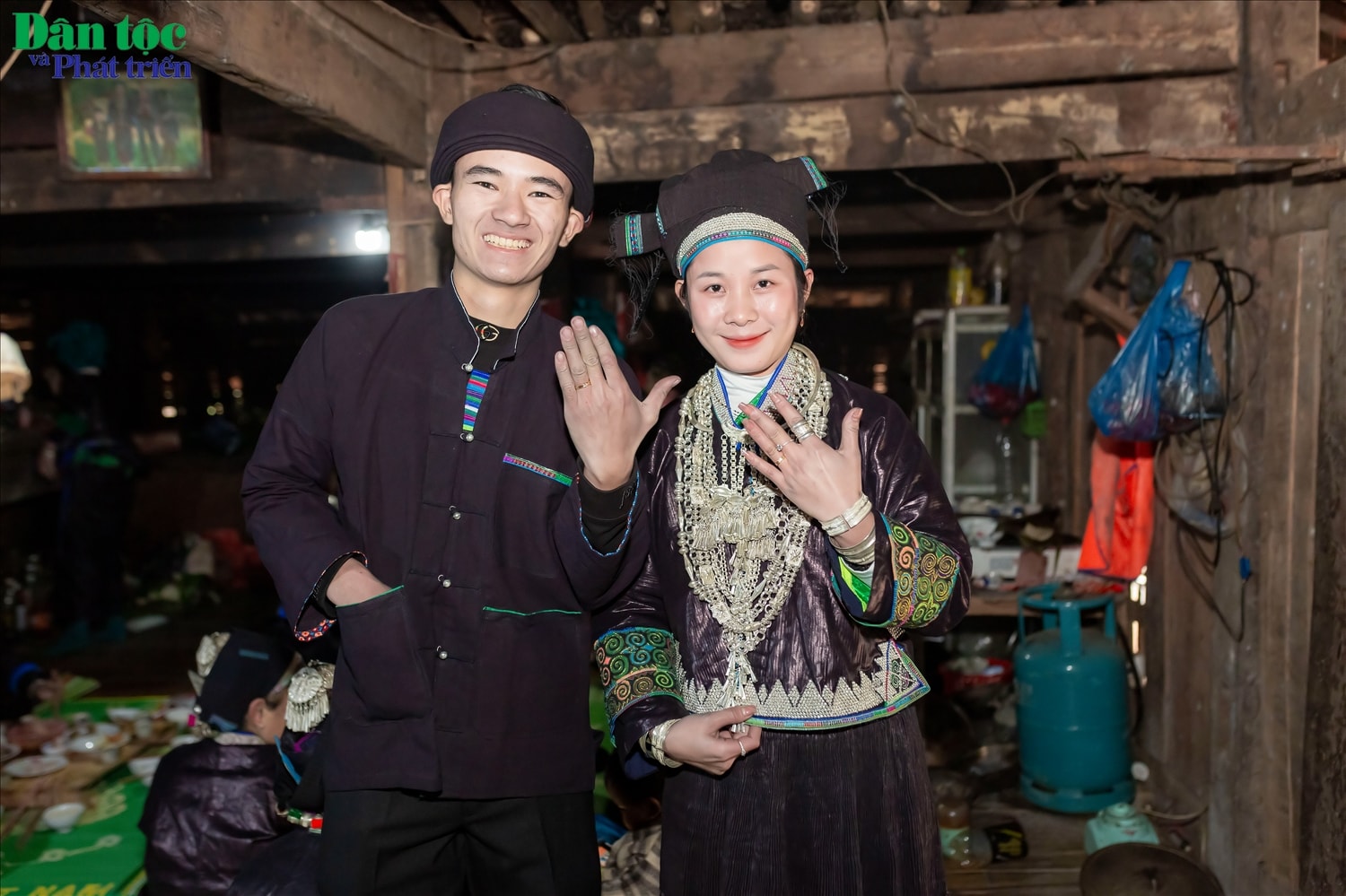  Con trai, con gái người Nùng Dín trước nay đều được tự do yêu đương tìm hiểu. Bố mẹ họ đều tôn trọng ý kiến cá nhân của con cái, nên khi tìm được người mình thương, muốn tiến tới hôn nhân, cả hai đều phải báo với bố mẹ để gia đình chuẩn bị các thủ tục cho chuyện cưới xin.