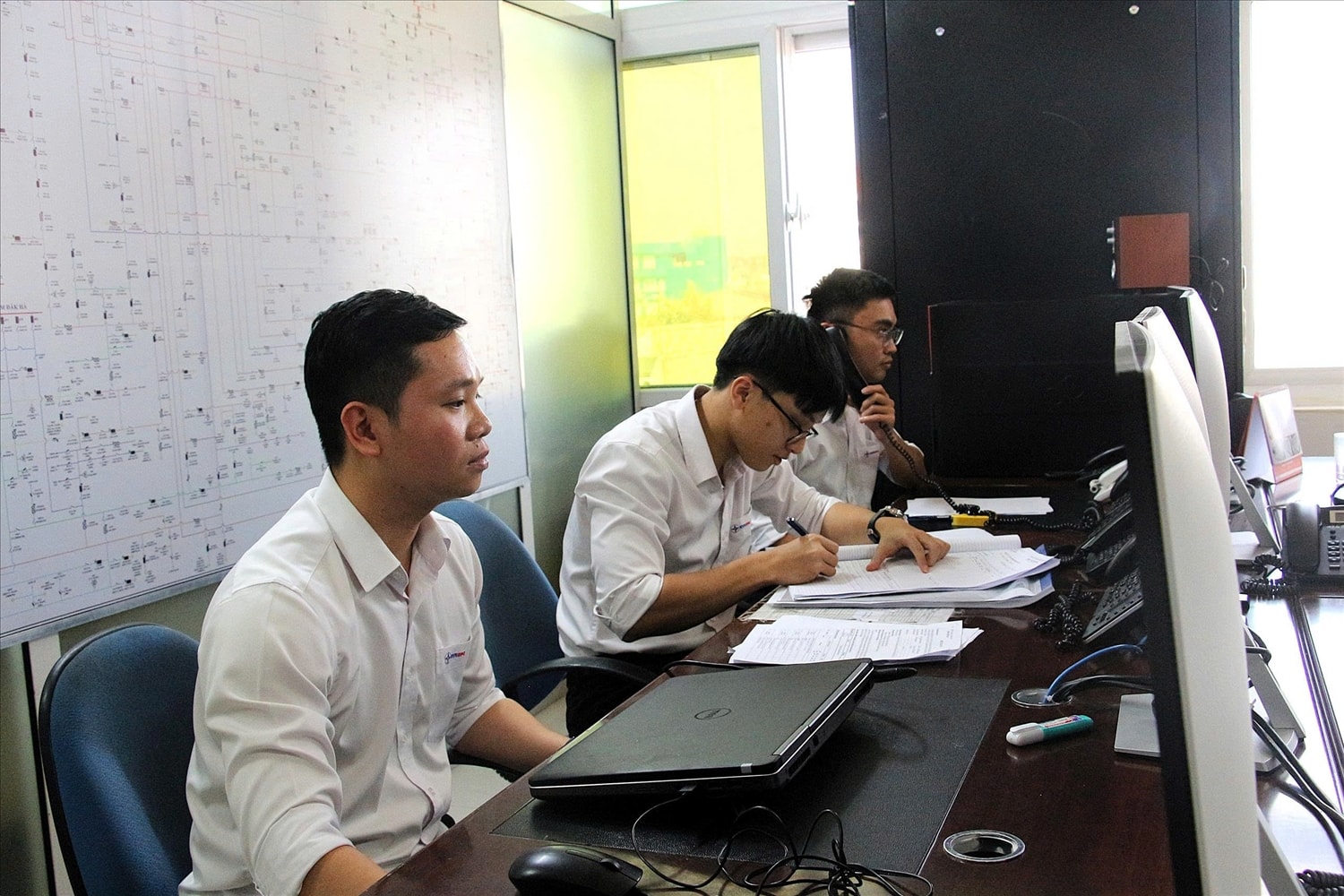 PC Quảng Ngãi bố trí lực lượng trực đảm bảo cấp điện phục vụ các các sự kiện của tỉnh trong dịp Lễ Quốc khánh 2/9. (Ảnh: PC Quảng Ngãi)