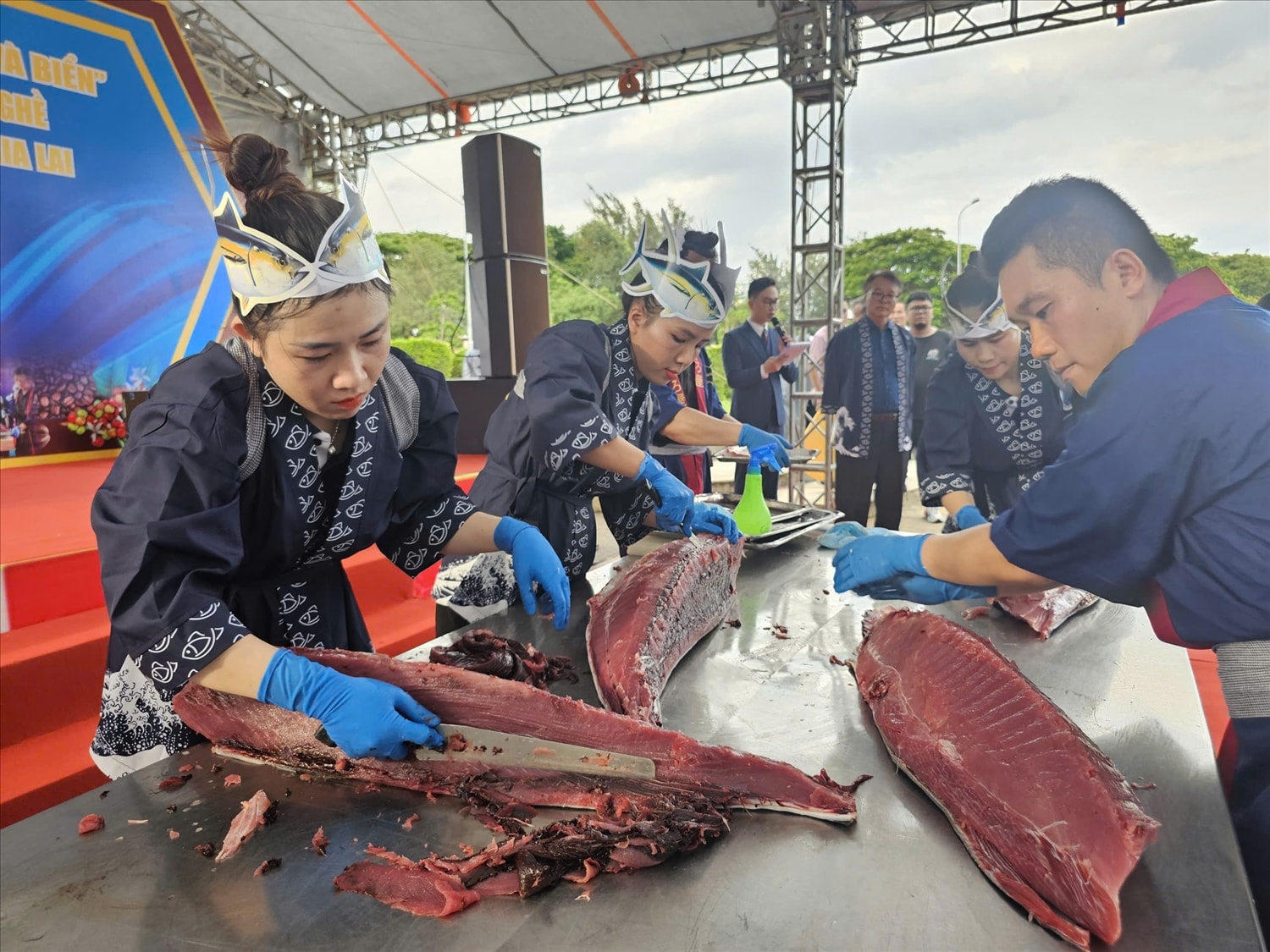 Các đầu bếp mổ và phile con cá ngừ nặng 53kg để chiêu đãi du khách (Ảnh T.N) Các đầu bếp mổ và phile con cá ngừ nặng 53kg để chiêu đãi du khách (Ảnh T.N)