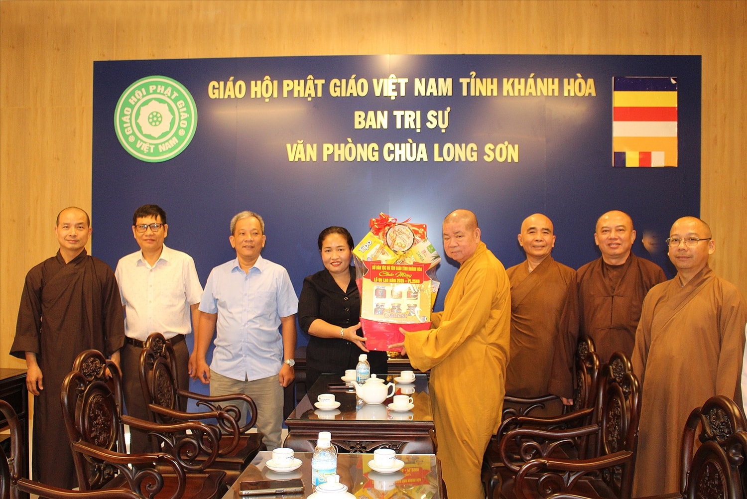Bà Chamaléa Thị Thủy tặng quà cho đại diện Ban Trị sự Giáo hội Phật giáo Việt Nam tỉnh Khánh Hoà (Ảnh T.N)