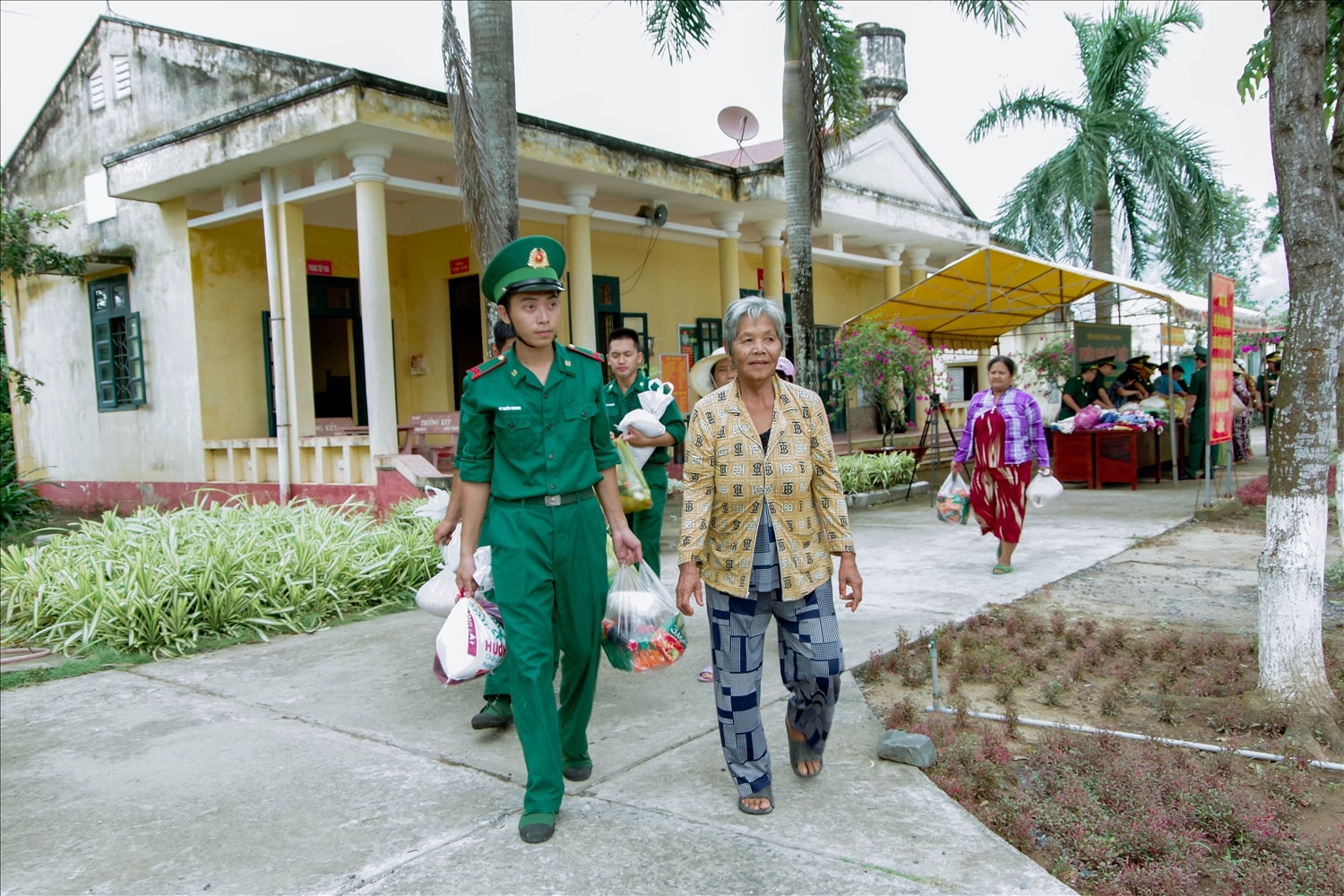 Những phần quà gắn kết tình quân dân khu vực biên giới biển. (Ảnh: Văn Long) Những phần quà gắn kết tình quân dân khu vực biên giới biển. (Ảnh: Văn Long)