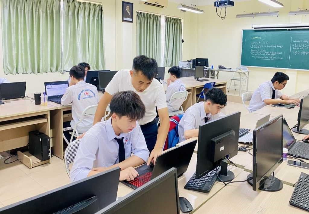 Thầy giáo chủ nhiệm đang hướng dẫn cho em Lưu Tiến Trung trong một buổi ôn thi đội tuyển