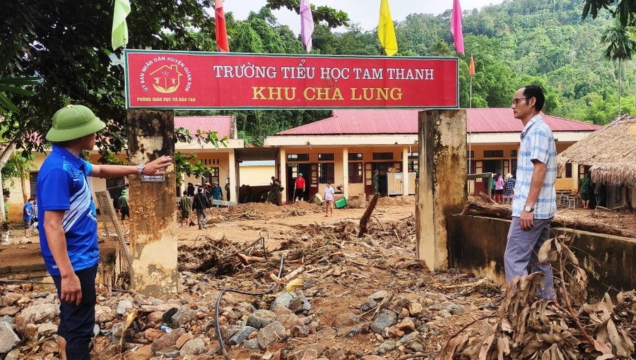 Các thầy cô giáo mong khắc phục nhanh chóng để kịp đưa học sinh trở lại trường Ảnh: CTV