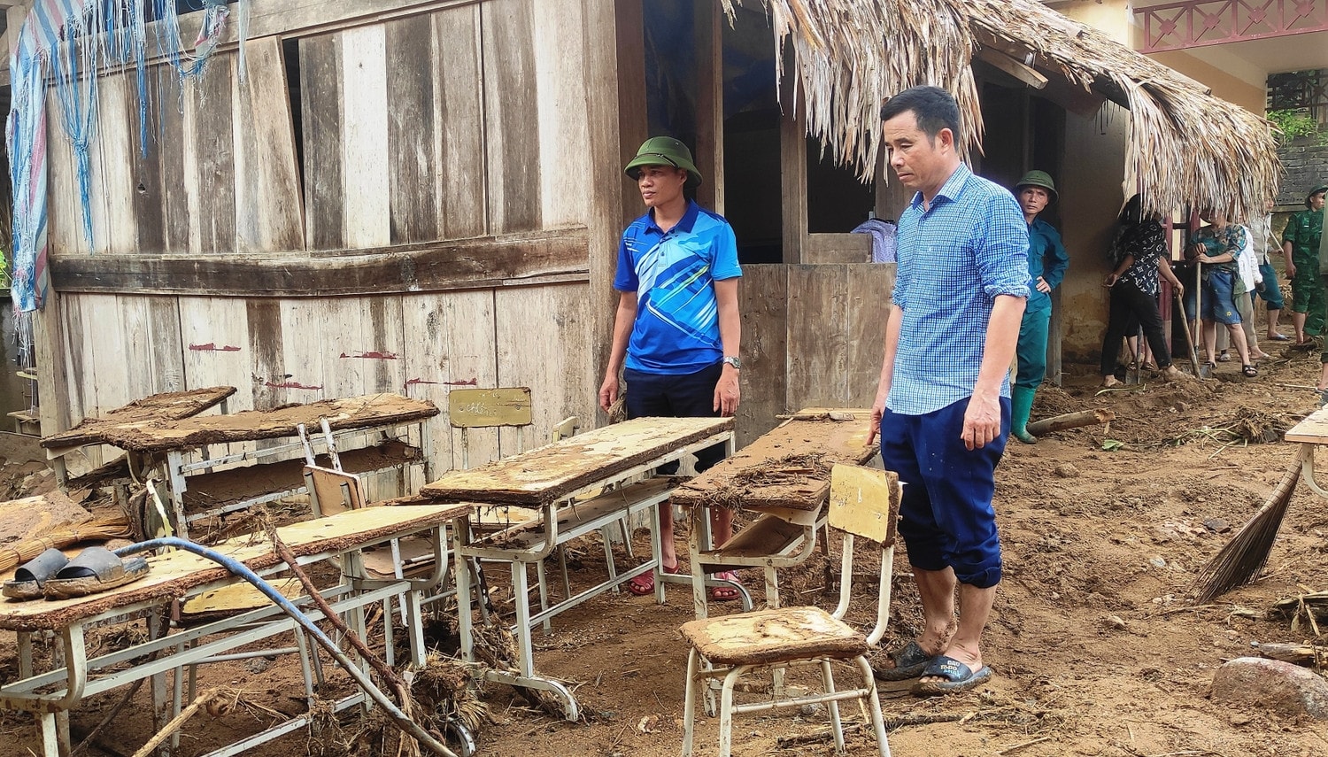 Những bộ bàn ghế của điểm trường Trường Tiểu học Tam Thanh bị lũ tàn phá Ảnh: CTV