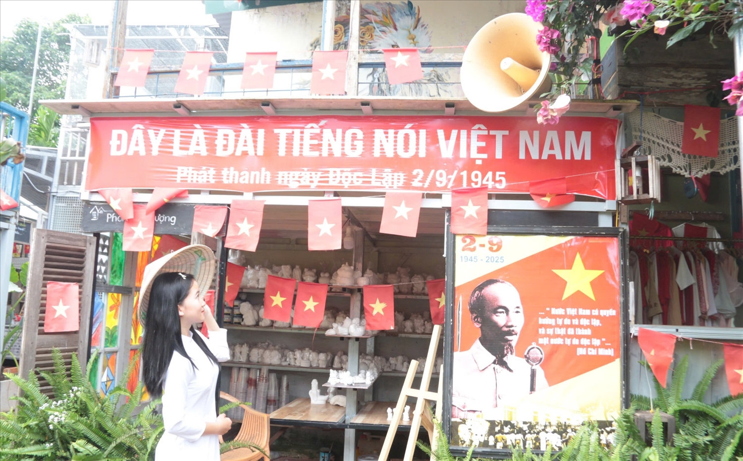 Căn nhà gỗ trang trí những hình ảnh thời khắc lịch sử quan trọng của đất nước (ảnh: L.H)