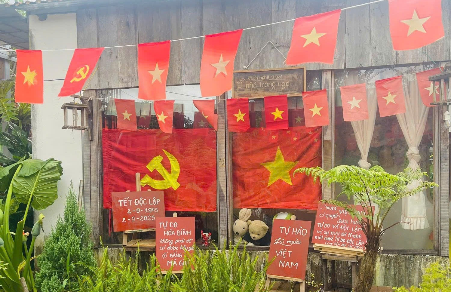 Lá cờ đỏ sao vàng tung bay rực rỡ khắp nơi (ảnh: L.H)