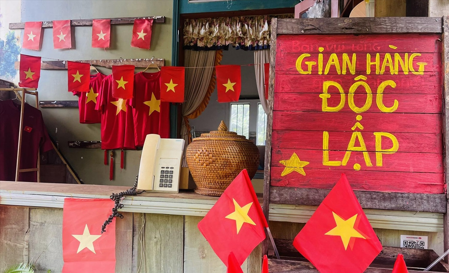 Gian hàng “Độc lập” phục vụ nhu cầu check-in của du khách ảnh: L.H)