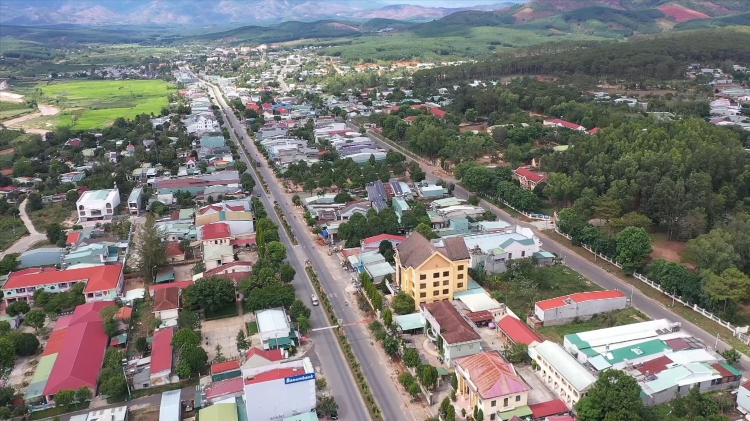 Từ một vùng đất hoang tàn do chiến tranh, xã Đăk Tô hôm nay đã vươn lên trở thành một vùng quê trù phú. (Ảnh: Ngọc Chí)