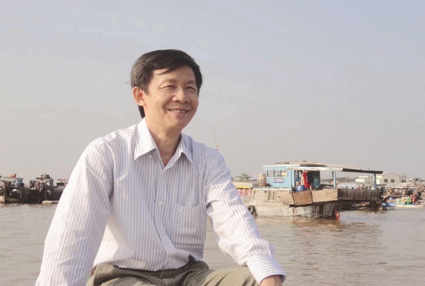 Nhà Dân tộc học Vương Xuân Tình trong một chuyến điền dã ở vùng sông nước Đồng bằng sông Cửu Long. Ảnh: NVCC
