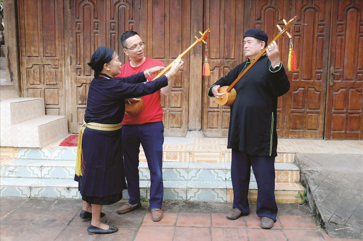 Nghệ nhân Nguyễn Văn Chự giới thiệu nghệ thuật hát Then, đàn Tính tới du khách