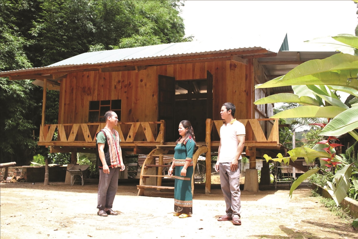 Ông A Phúc (bên trái), Người có uy tín thôn Mô Pả, xã Tu Mơ Rông, tỉnh Quảng Ngãi thường xuyên tuyên truyền người dân  trong thôn chung tay, góp sức triển khai thực hiện có hiệu quả Chương trình MTQG 1719. Ảnh Ngọc Chí
