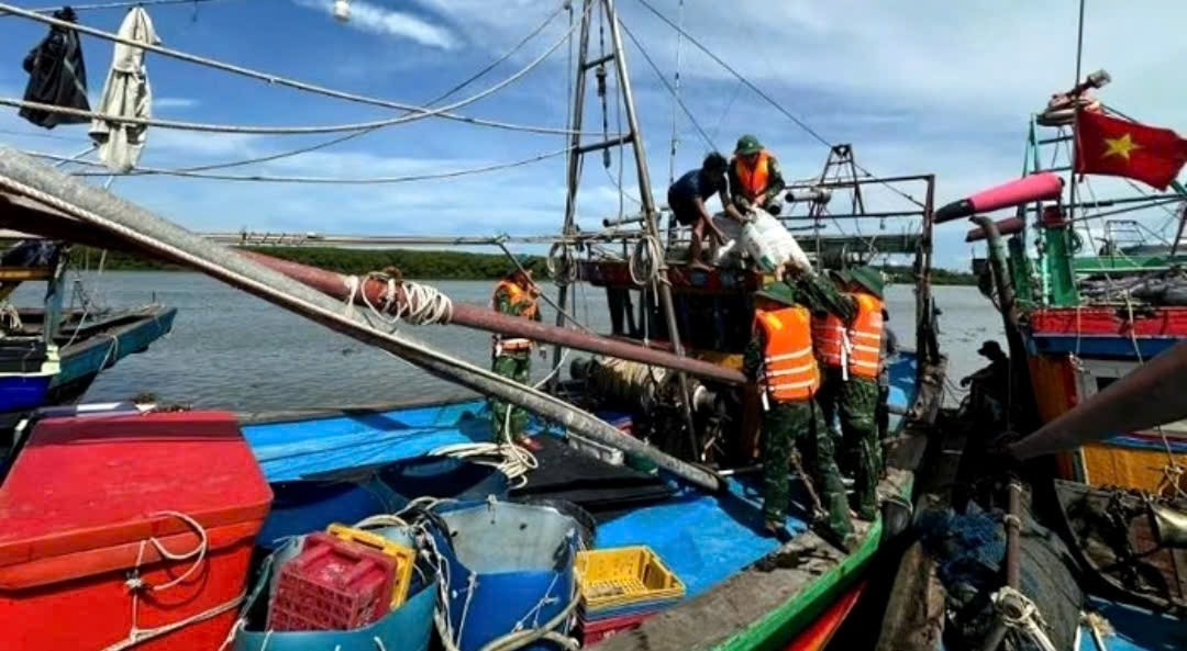 Cán bộ, chiến sĩ Đồn Biên phòng Diễn Thành hướng dẫn, giúp đỡ ngư dân neo đậu tàu thuyền phòng chống bão - Ảnh: Tư liệu