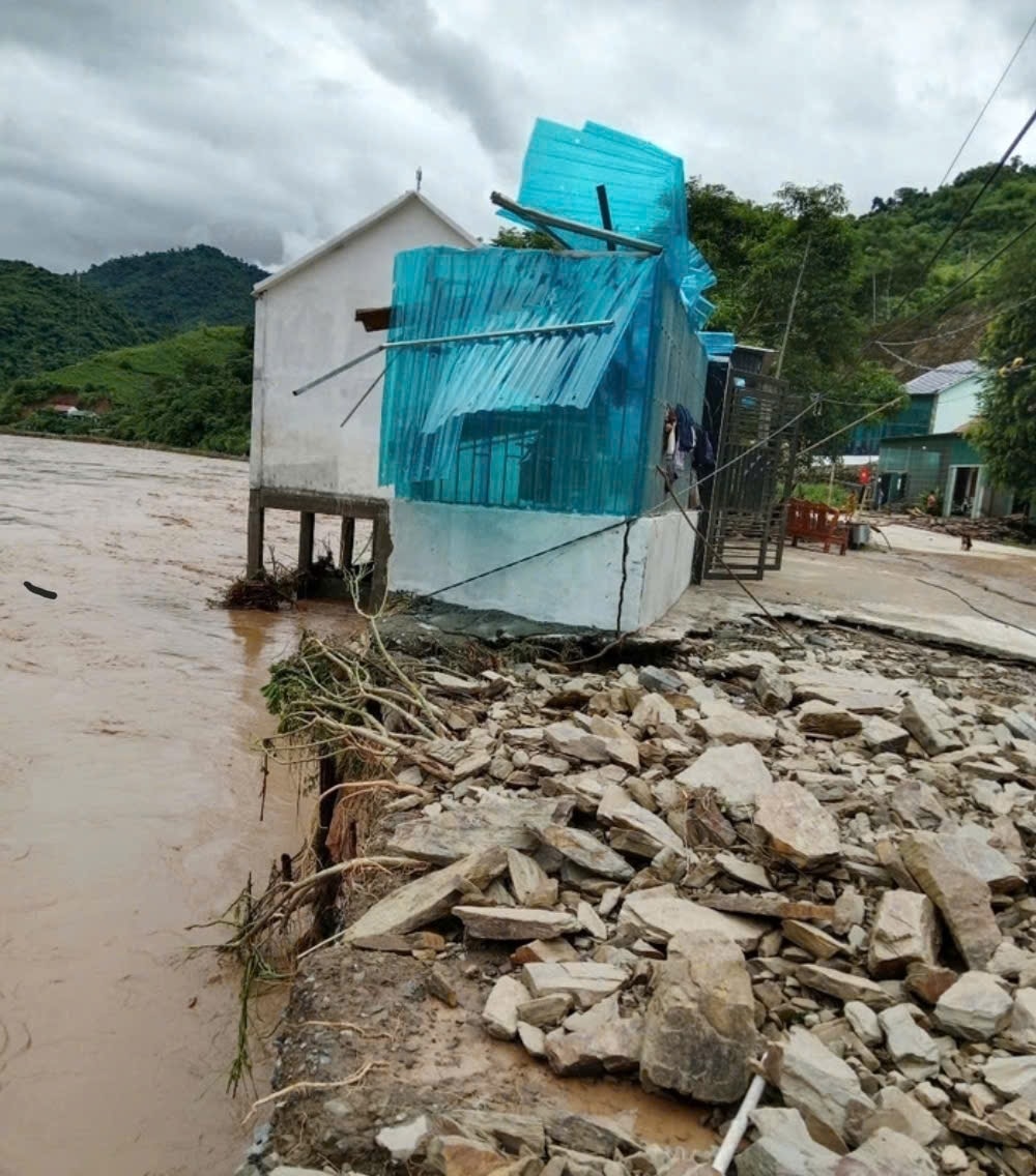 Một nhà dân ở xã Chiêu Lưu bị lũ do hoàn lưu bão số 3 hồi cuối tháng 7 phá tan hoang - Ảnh: Thanh Hải