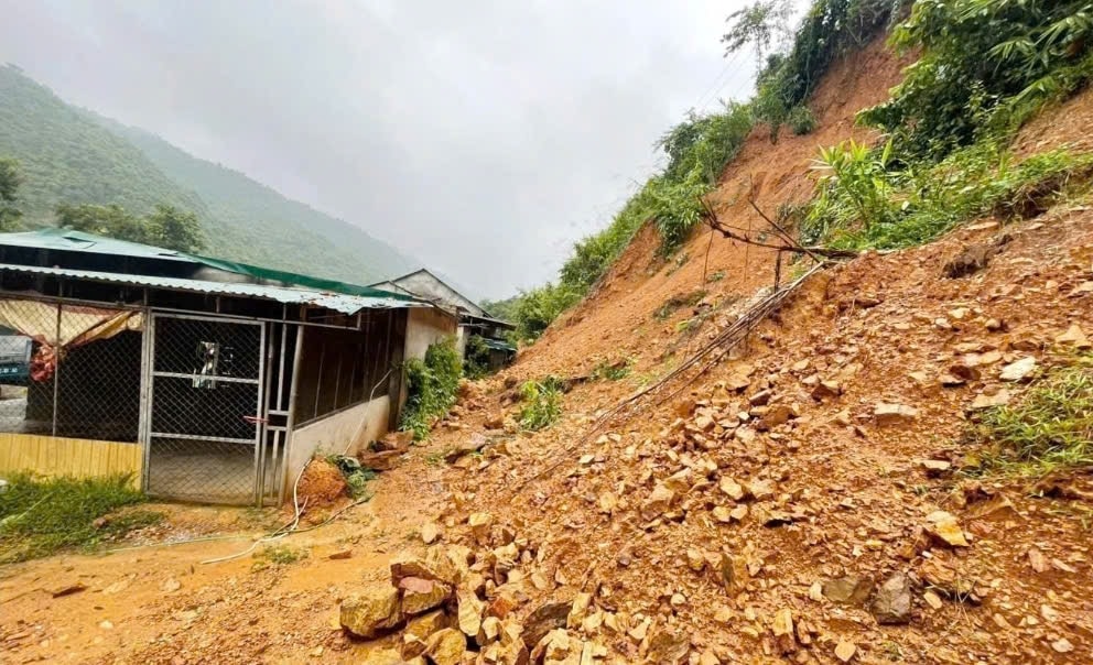 Một nhà dân ở xã Lượng Minh đứng trước nguy cơ bị đất đá vùi lấp - Ảnh: Thanh Hải