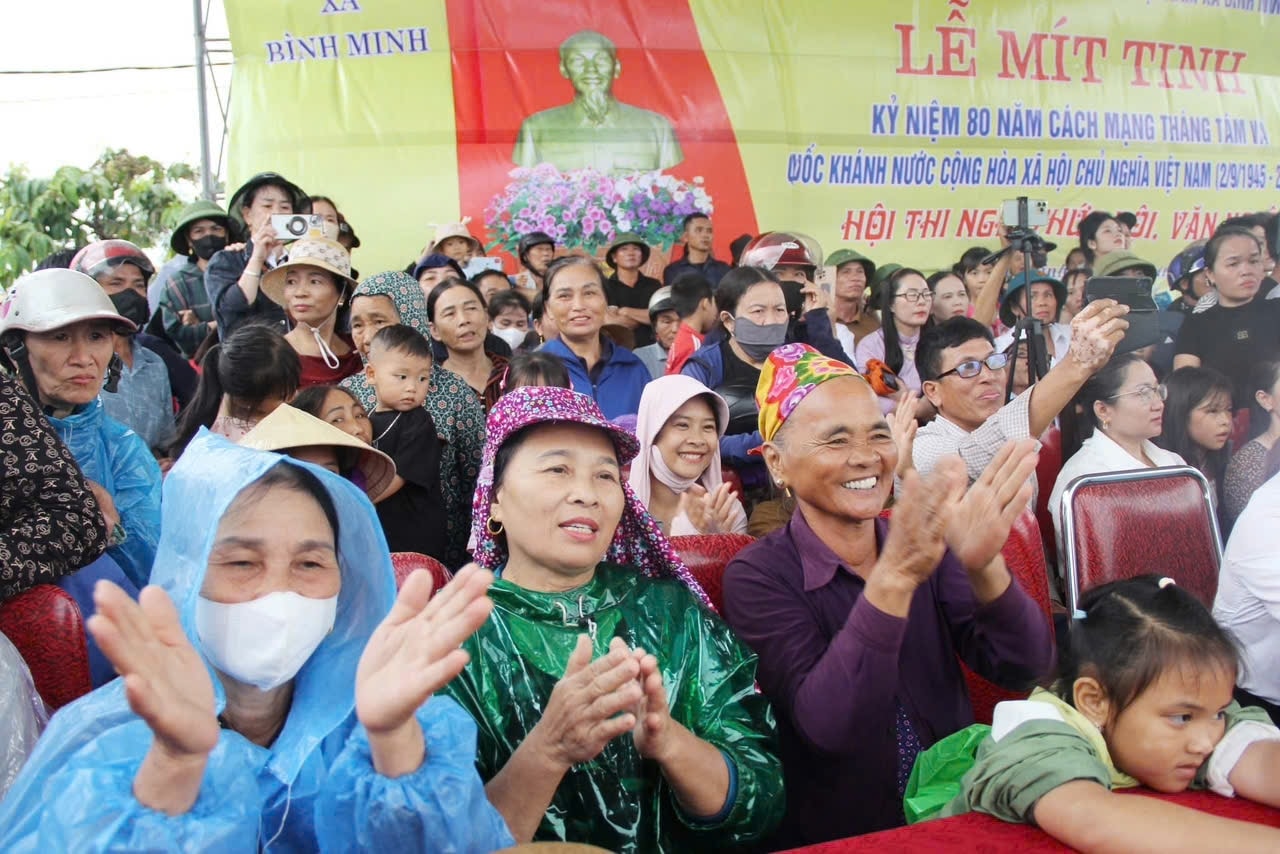 Sự cổ vũ nhiệt tình của khán giả đã góp phần làm nên thành công của hội duyệt nghi thức Đội - Ảnh: CSCC