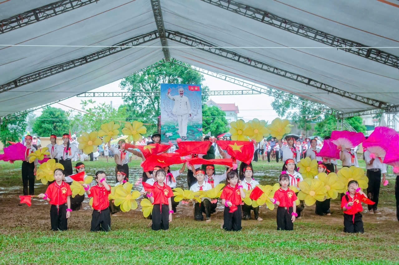 Sân bãi diễn ra nơi duyệt nghi thức Đội mưa ướt nhẹp nhưng các đội vẫn trình diễn rất hào hứng - Ảnh: CSCC